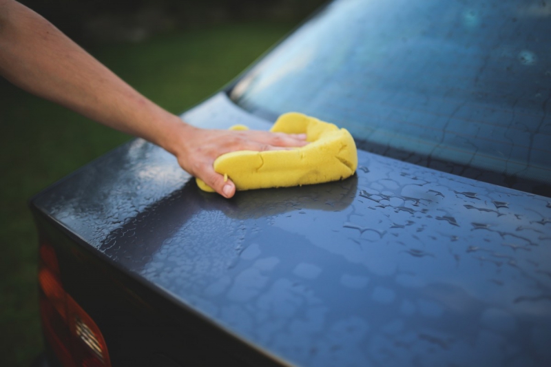 carrosserie-SIGALE-min_cleaning_washing_carwash_sponge_car_auto_hand_man-722705